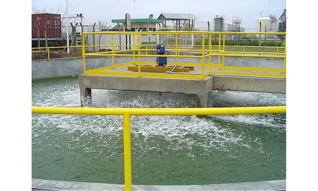 Agua de turbina hidráulica para el tratamiento del agua y la circulación de  oxígeno Fotografía de stock - Alamy